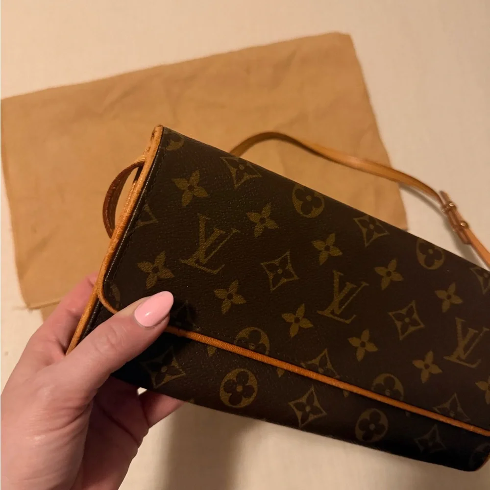 Louis Vuitton Brown Monogram Crossbody Wallet - Picture 4 of 16
